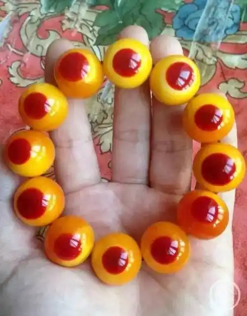 再看看这样的手串……一群快乐漂亮的盔犀鸟,现在就这样躺在手上,不