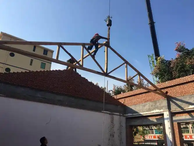 服务用房装人字架