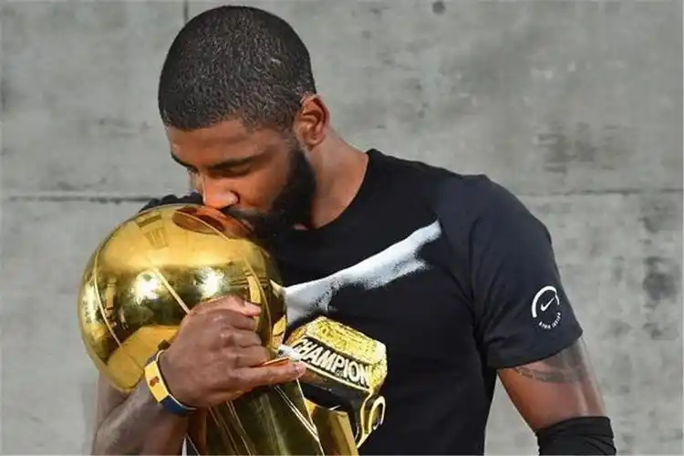 欧文获得总冠军奖杯