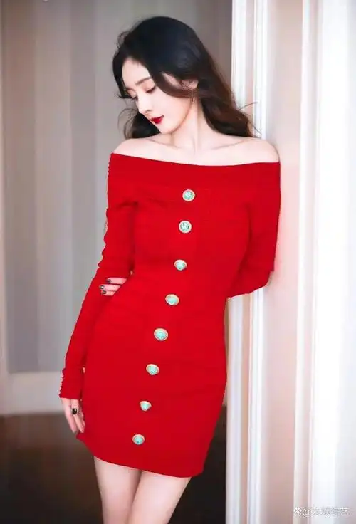 杨幂身穿红色紧身短裙,出现在gq盛典红毯上,可能很多人不知道gq盛典