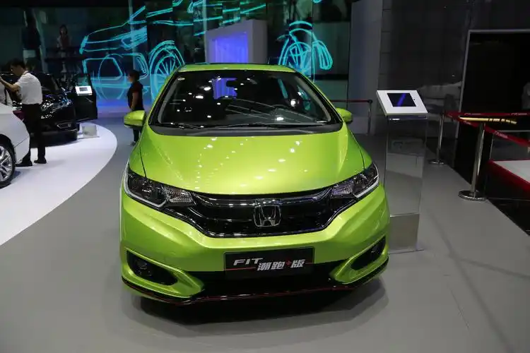 无颜值不青春广汽本田飞度潮跑版10万级别个性小车实拍