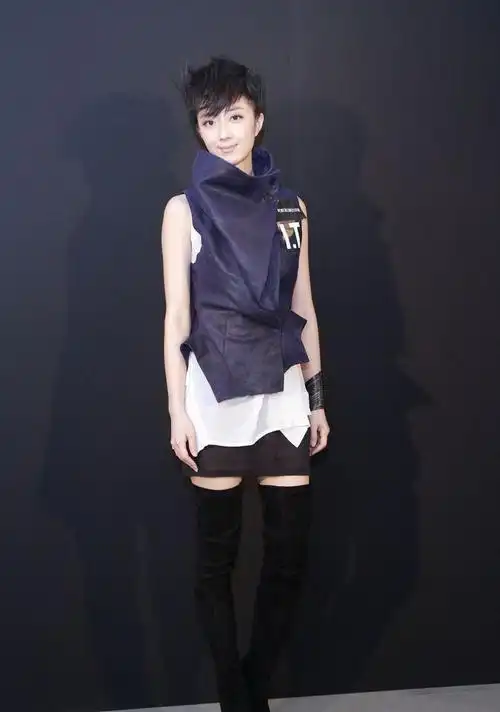 桂纶镁别样装束亮相 尽显酷气摇滚风