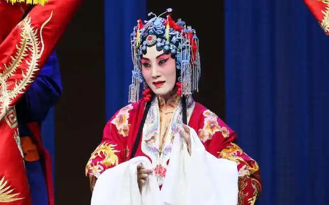 京剧《锁麟囊》(高音质含伴奏)春秋亭外风雨暴 耳听得悲声惨 张火丁