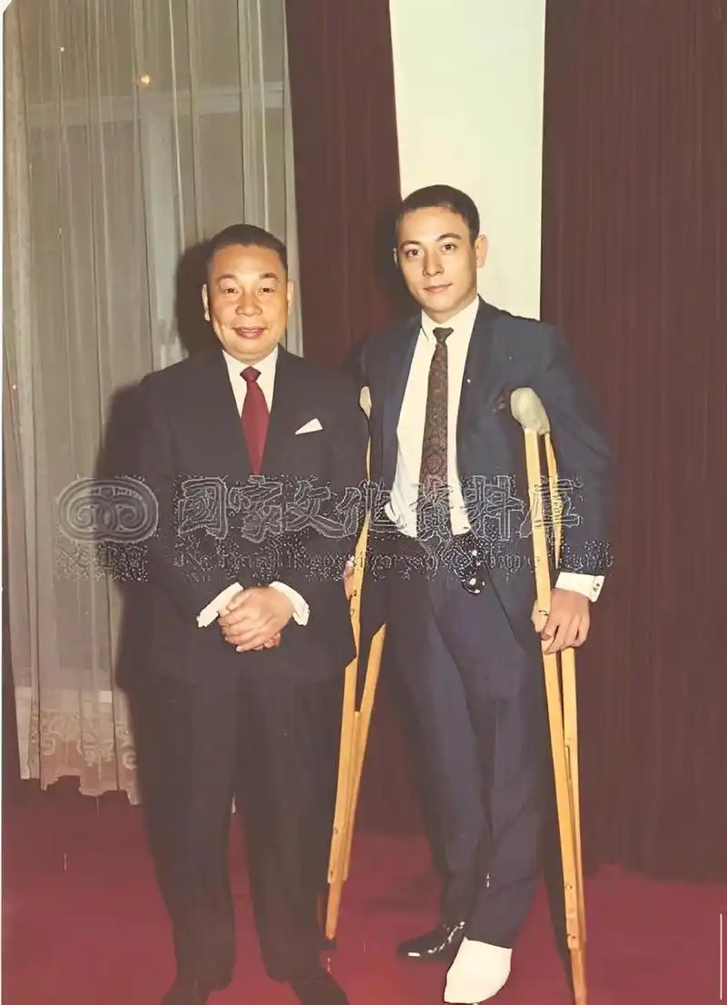 当时儿子蒋孝文因为脚伤,拄着双拐.照片拍摄地点位于蒋经国官邸.