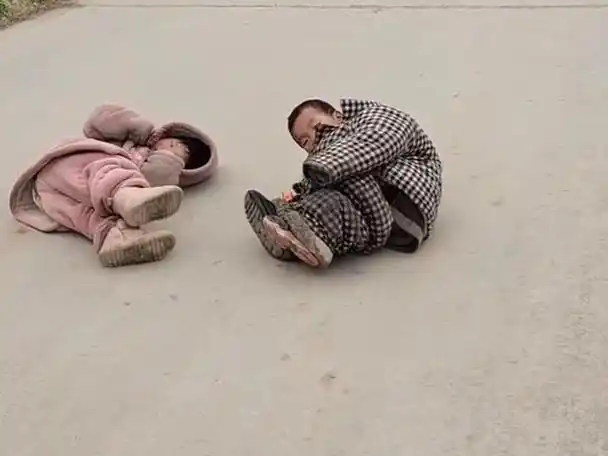 孩子穿得奇形怪状,浑身脏兮兮无人照看:三个孩子,父亲不工作