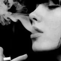 很唯美的手指夹烟的美女头像手指夹烟