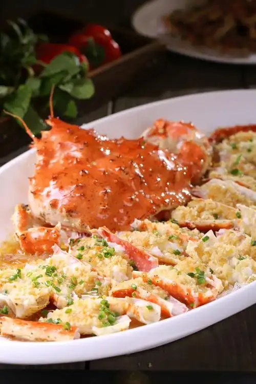 给味蕾增加一份柔情,不同于扇贝的q弹脆爽,蒜蓉粉丝蒸帝王蟹的蟹肉中