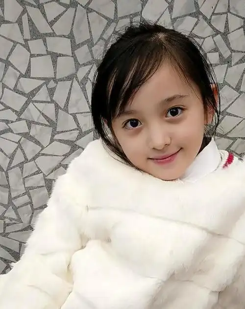 生活照生活中的任飞儿,是个小学生,在读小学五年级