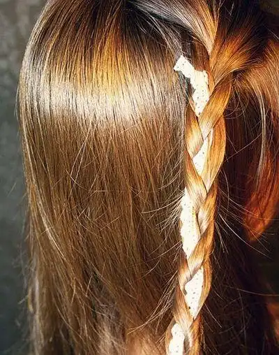 韩式侧编麻花辫发型图解 披着头发两侧各编一个麻花辫