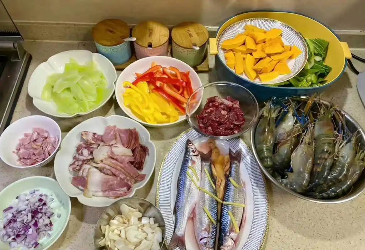 适合做饭发的朋友圈文案!  1.心怀浪漫宇宙,也珍惜人间日常.  2.