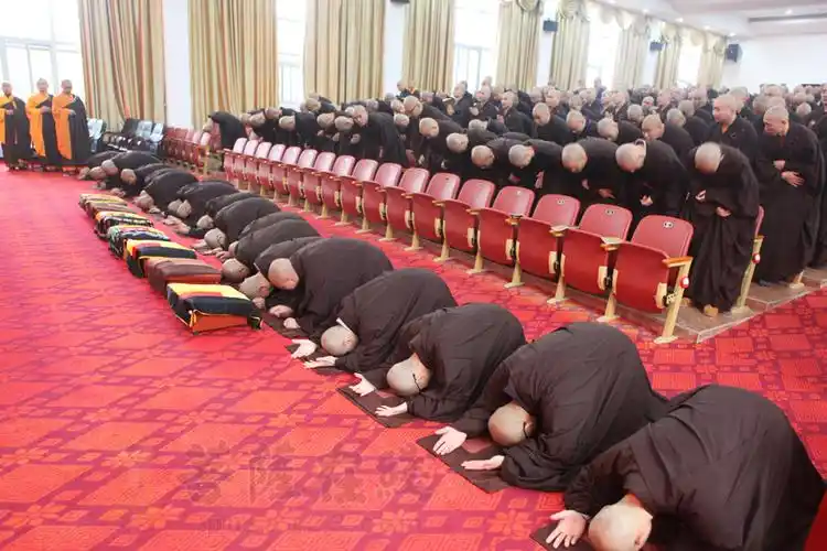 新戒虔诚跪拜(图片来源:菩萨在线 摄影:妙雨)