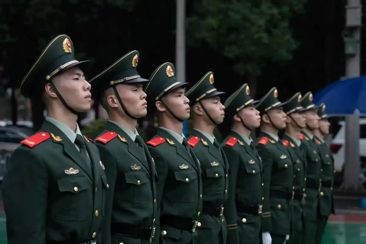 中国军人风采 立正!向右看齐 - 抖音