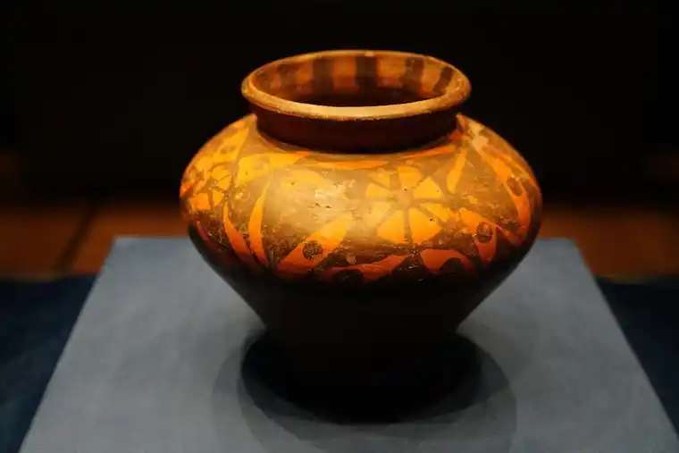 "山西古代文明精粹"展中展示的庙底沟文化彩陶器