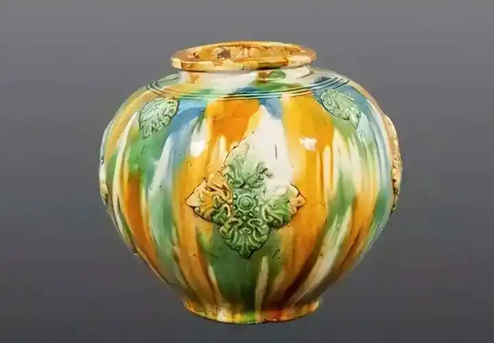 唐三彩的釉色,是匠人们巧妙运用施釉的方法,把黄,绿,白三种颜色交错