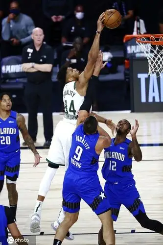 组图:雄鹿爆冷负魔术 字母哥隔人劈扣 强攻上篮