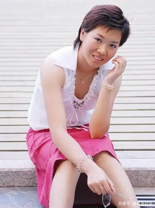 32岁的李晓霞宣布二胎喜讯,身穿粉色t恤加黑色修身裤,自信满满