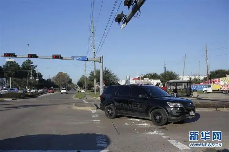 1月24日,在美国得克萨斯州休斯敦市,一辆警车在爆炸现场附近行驶.