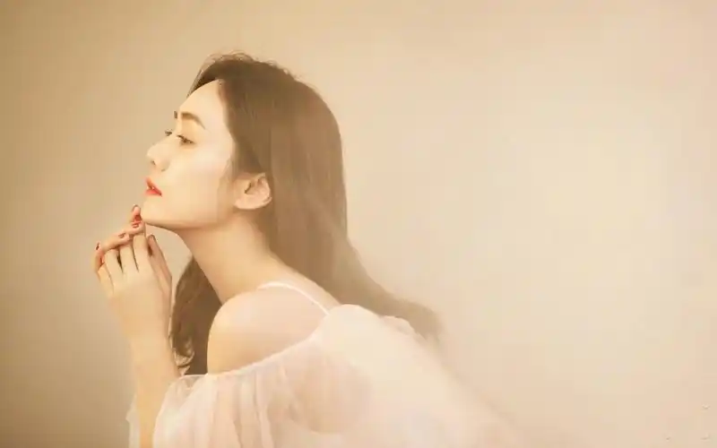 刘芸白皙光影仙气高清桌面壁纸_大陆明星_壁纸下载_美桌网