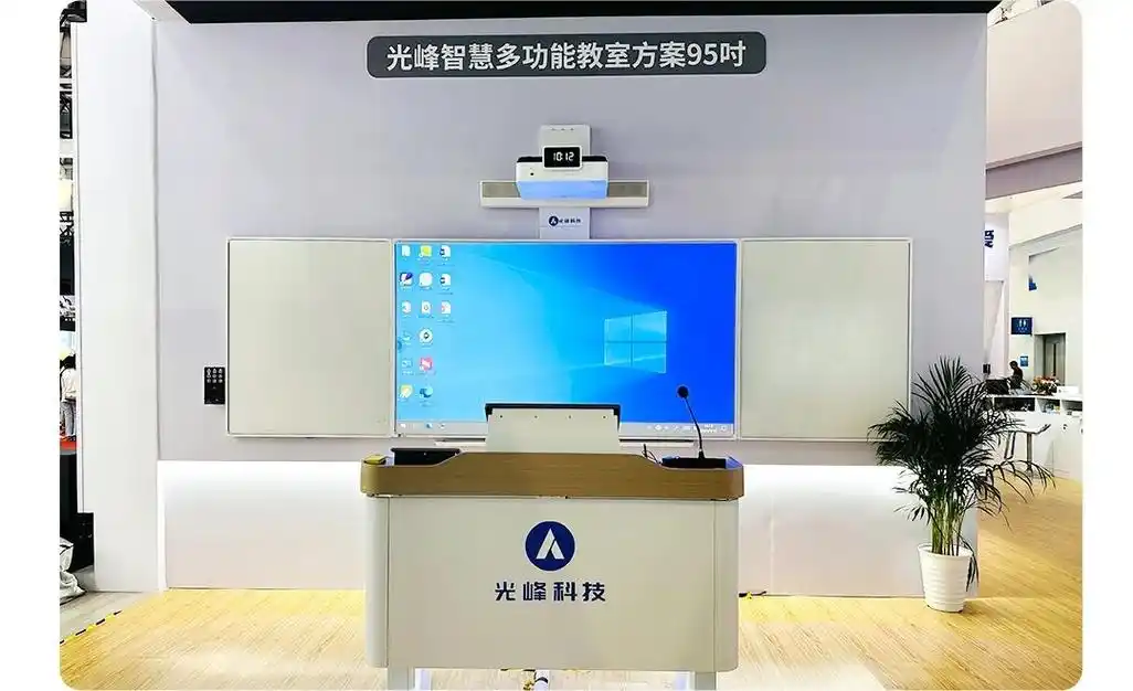 通过使用两台光峰4k超短焦激光教育投影机,不仅有效地节约了教室的