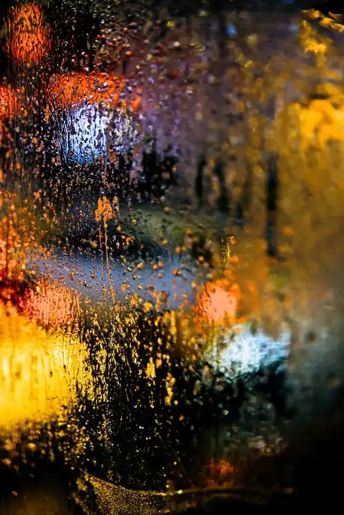 公交车窗外的雨一直下车窗的玻璃上五彩缤纷