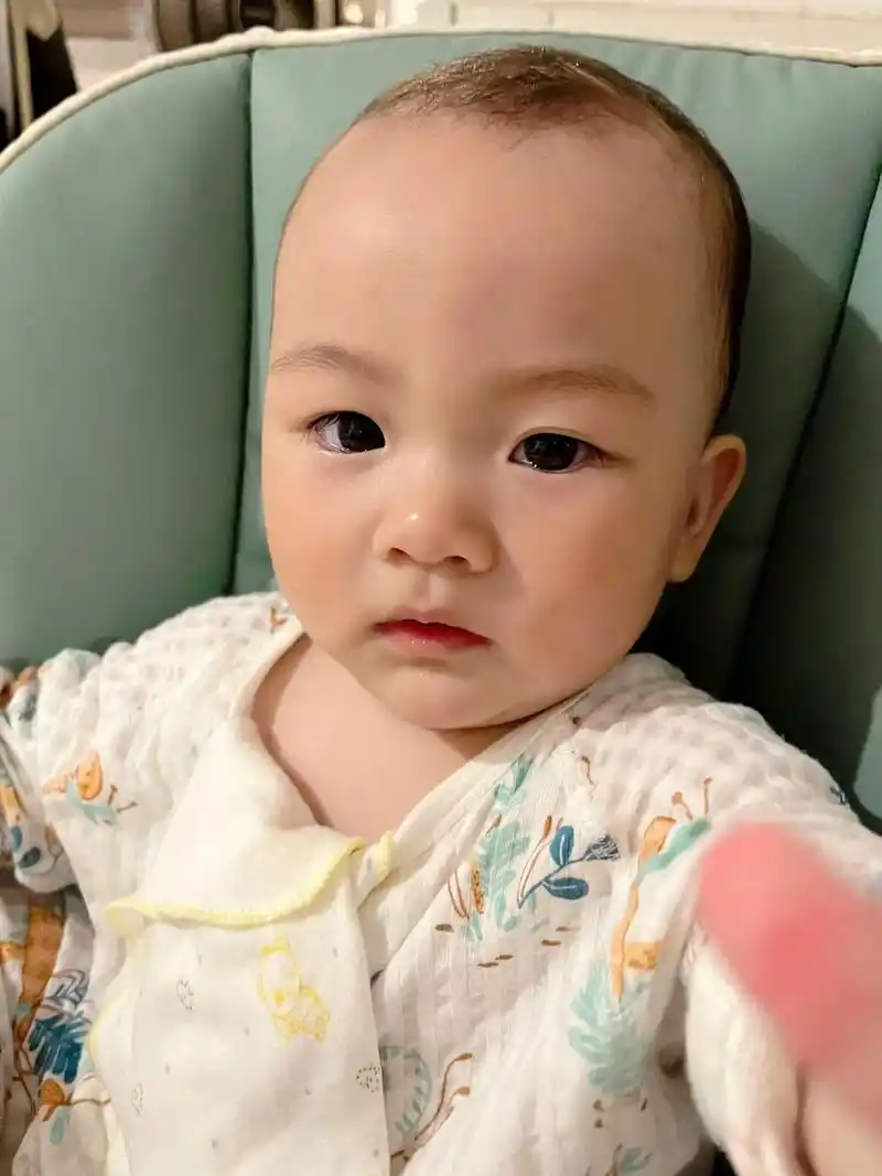 女儿又遗传了妈妈的高额头可咋整 #好可爱的宝宝👶🏻