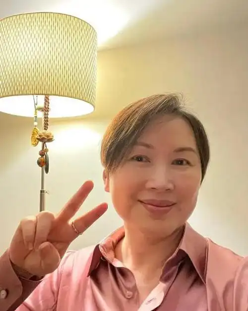 61岁陈秀雯晒自拍照纪念过去的美好时光