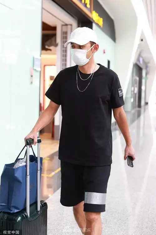 组图:张继科黑色look潮酷有型 拉行李玩手机两不耽误