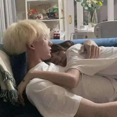 污点的情侣头像床上