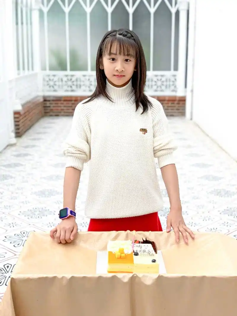 森碟11岁了,白色针织衫搭配红裙气质出众,扎甜美编发更显公主范