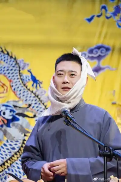 栾云平 蓝色大褂