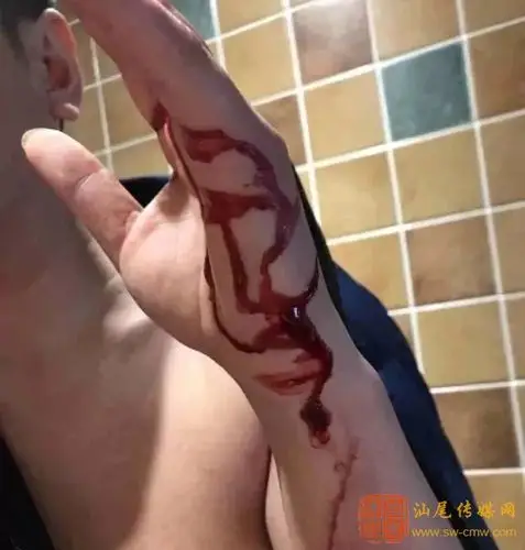 车里有人!人群惊慌地呼喊