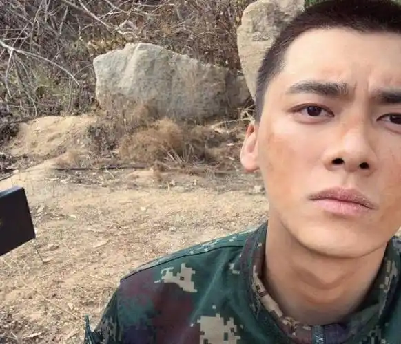 李易峰晒片场军装照,嘴唇干裂成亮点,唇膜该安排上了_嘴巴_时候_情况