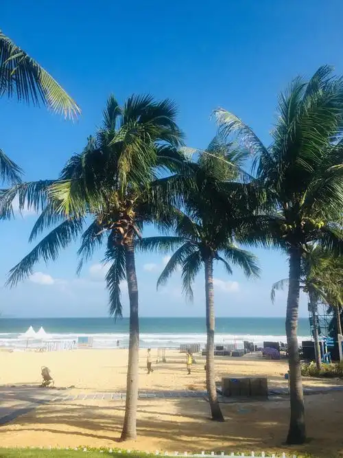 清水湾位于陵水县东部沿海,跨越英州,新村两个乡镇,涂北滩狭长,海岸线