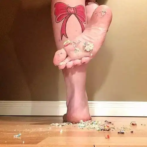 ▼比如踩蛋糕用脚踩着各种东西的照片有些人还特别喜欢看那些▼有些人