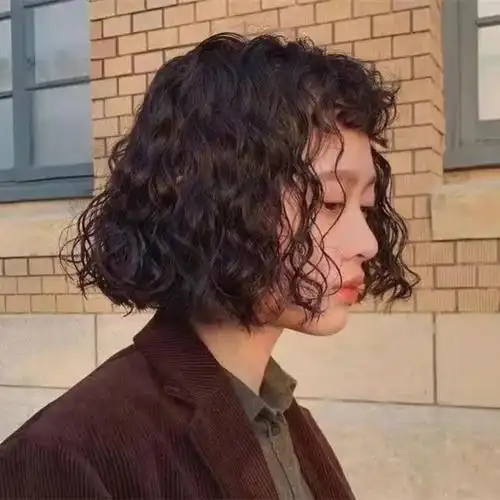 复古港风满头卷烫发太火了