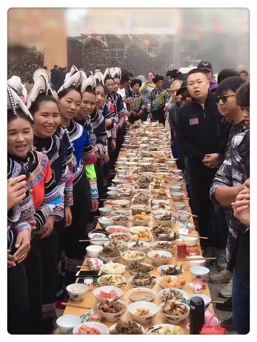 云南红河绿春哈尼族全国第一长街宴曾被评为世界吉尼斯记录