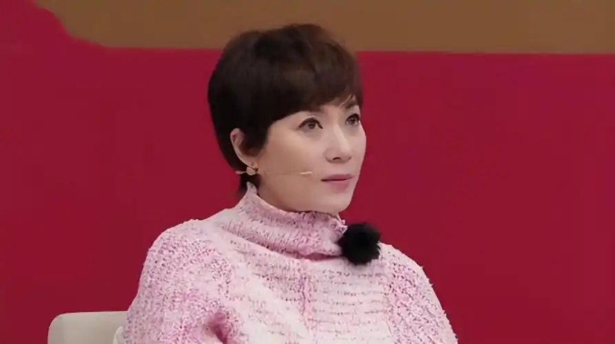 有八卦媒体传言张可颐在和一个小姐谈着百合禁忌之恋.