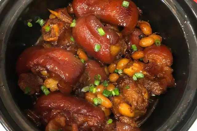 炖猪蹄时不能直接下锅焯水多做一步猪蹄软烂入味还没臭味