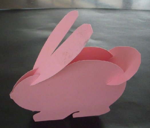 吸管等材料)或面材(卡纸)插接组合的方法设计制作一件有创意的立体