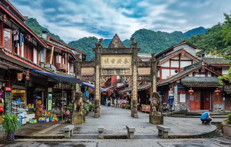 成都低调的千年古镇,被称"川西水乡",附近还有著名的5a景点_青城山