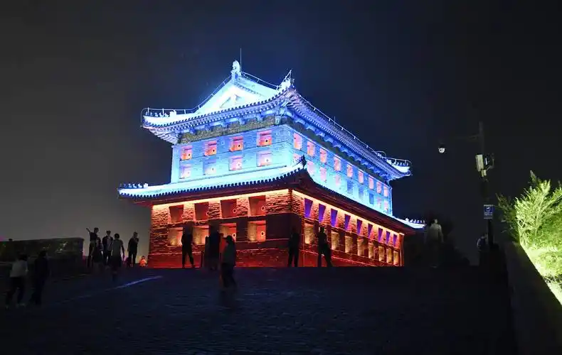 6月11日,游客在河北省秦皇岛市山海关古城游玩. 新华社发(刘满仓摄)