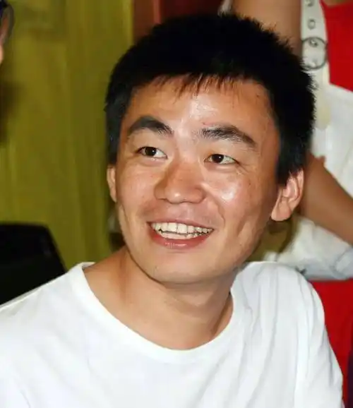 40岁王宝强回家过年,与老乡合照上热搜:王宝强为什么受欢迎?