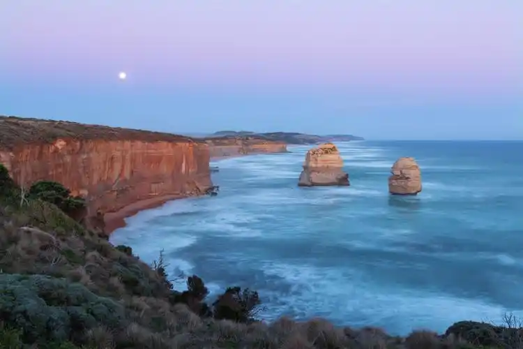 粉蓝天空下的满月,海浪和岩石,是意外惊喜.