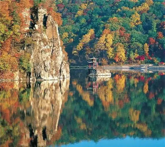 三角龙湾景区门票20元/人,大龙湾景区门票10元/人,吊水壶景区门票20元