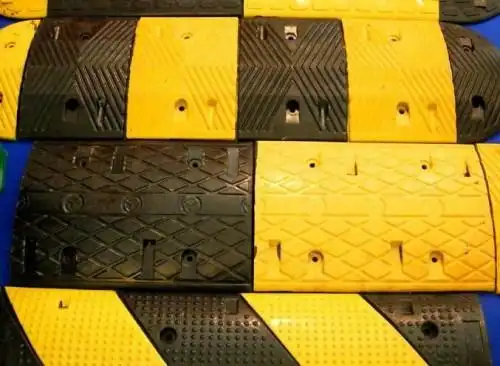 砚山县直营纵向缓坡带 路泰铸钢减速带厂家图片 车辆减速带图片