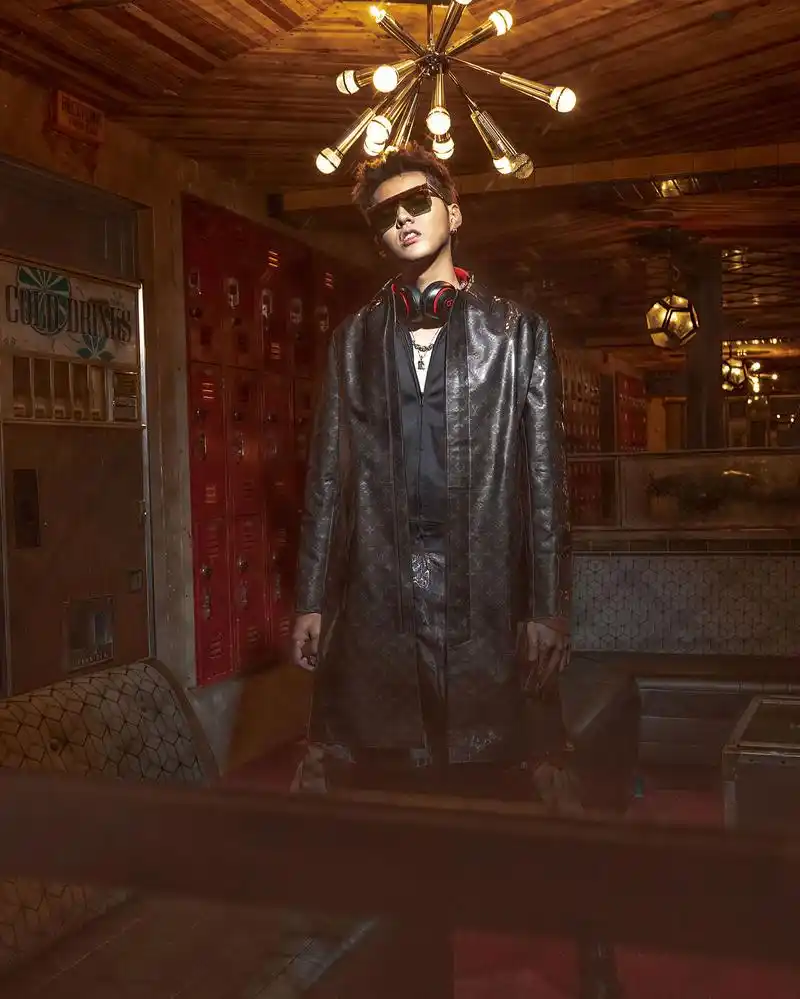 吴亦凡ins惊喜更新杂志硬照 实力诠释雅痞魅力撩人十足