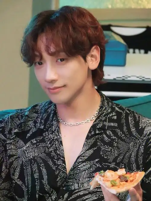 rain近几年都主要专注歌手及家庭生活90新剧《ghost doctor》时隔