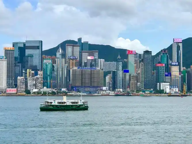 铜锣湾是香港一个出名的商业区,面积并不大,这艘天星小轮摆渡船背后那