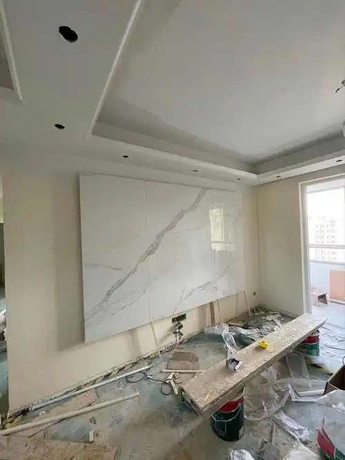 精装房完工后很满意,请木工师傅打柜子,设计悬空大理石电视墙