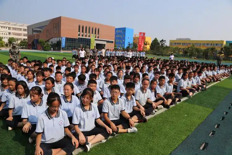 "激发活力·导向冲锋"新郑市崇文中学2019年军训闭幕式会操